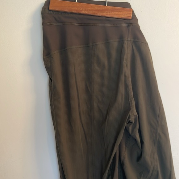 Lulu lemon cropped dance studio pants in Army Green Color EUC size 10 - Picture 5 of 7